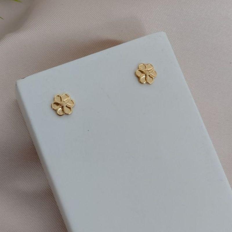 BRINCO FLOR CHAPINHA COM LINHAS VOLUMOSAS LISA