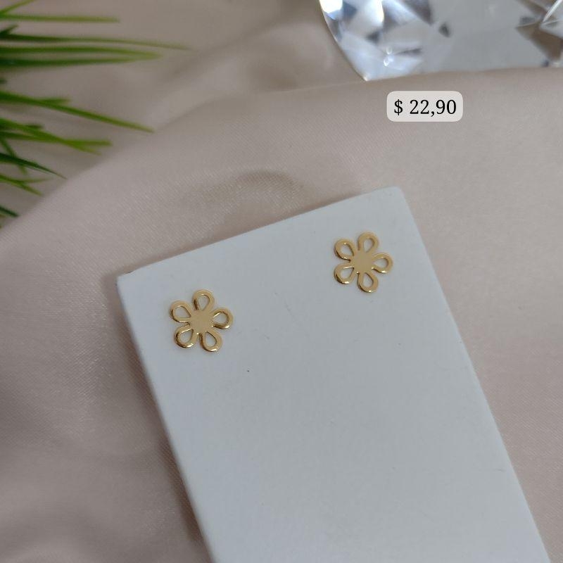 BRINCO FLOR COM PETALAS REDONDAS VAZADO