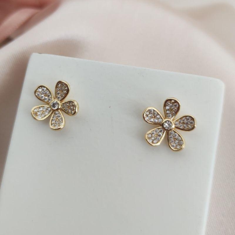 BRINCO FLOR CRAVEJADO EM MICRO ZIRCONIA