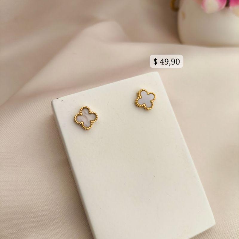 BRINCO FLOR TREVO BRANCO