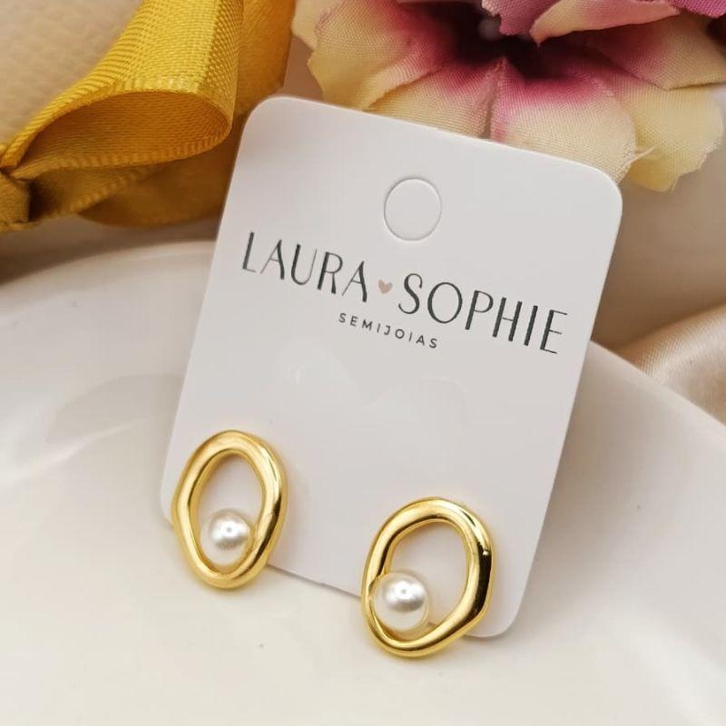 BRINCO ORGANICO VAZADO COM PEROLA NA PARTE DE BAIXO