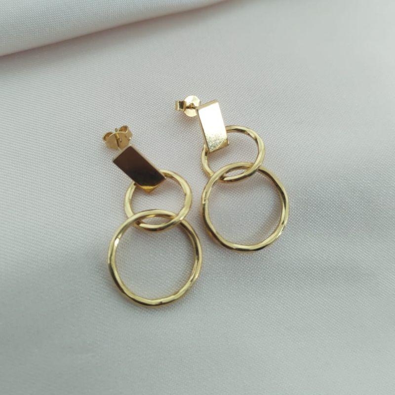 BRINCO PLACA COM 2 CIRCULO VAZADOS LISOS