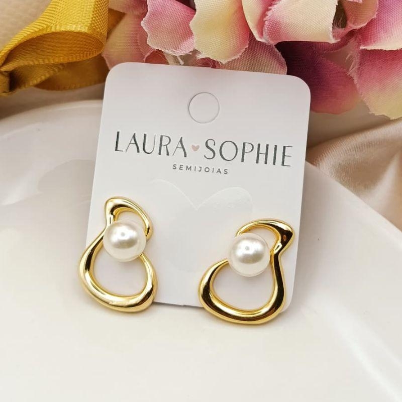 BRINCO TORTO VAZADO COM PEROLA NO MEIO