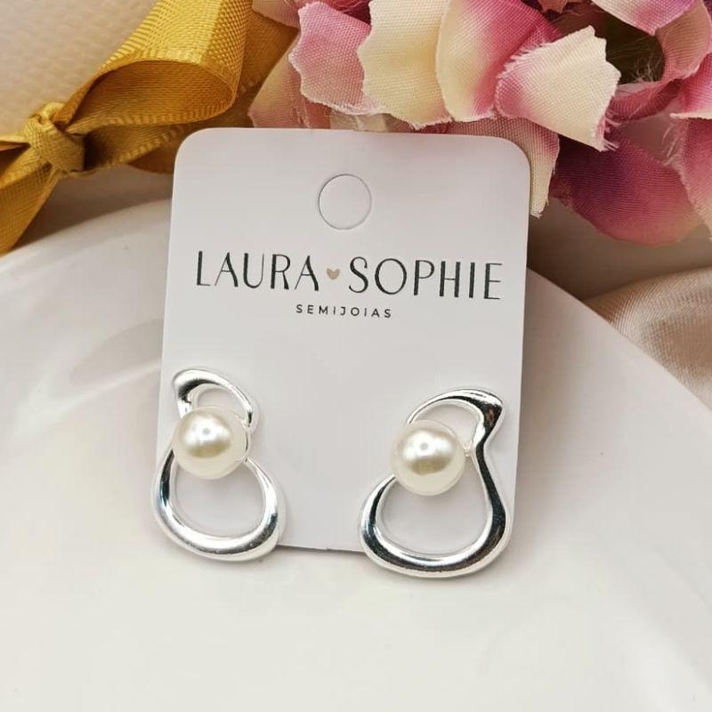 BRINCO TORTO VAZADO COM PEROLA NO MEIO