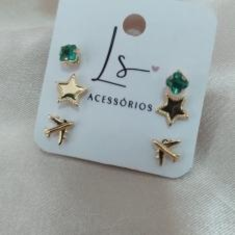 BRINCO TRIO PEDRA QUADRADA VERDE ESTRELA E AVIÃO