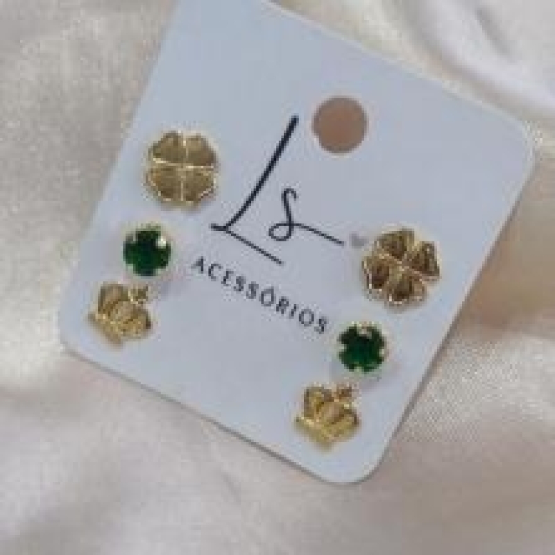 BRINCO TRIO TREVO COROA E PEDRA VERDE ZIRCONIA