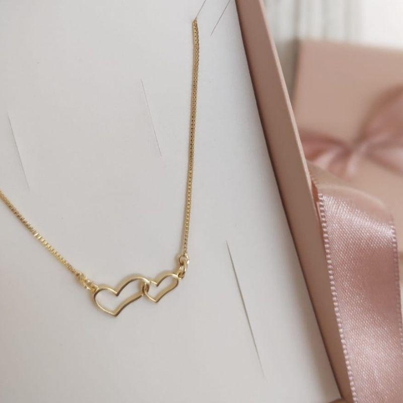 COLAR COM 2 CORAÇÕES UNIDOS VAZADO E LISOS