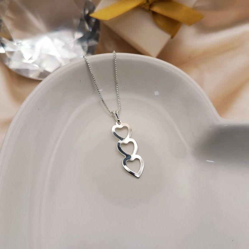 COLAR COM 3 CORAÇÕES VAZADOS LISOS