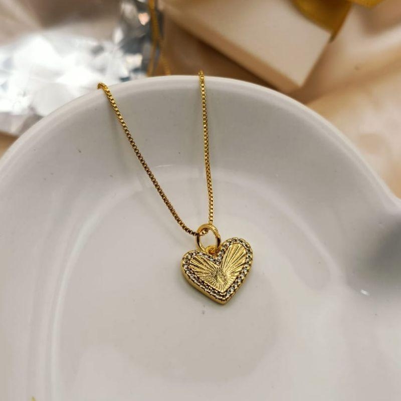 COLAR COM CORAÇÃO CRAVEJADO EM MICRO ZIRCONIA NA BORDA