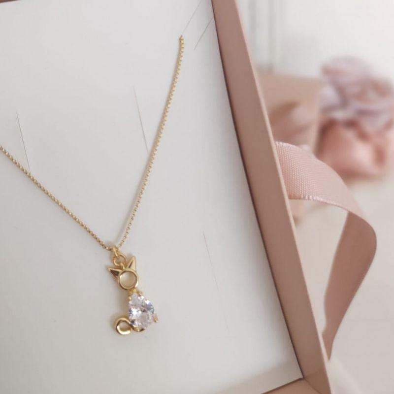 COLAR COM GATO E PEDRA EM FORMA DE GOTA ZIRCONIA