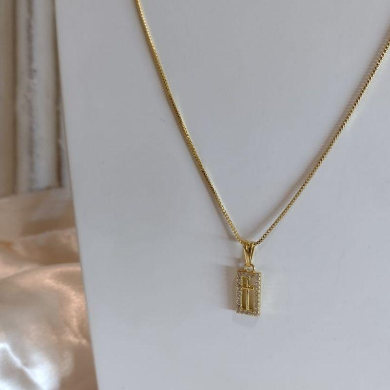 COLAR COM PINGENTE DE CRUZ LISA E AO REDOR CRAVEJADA