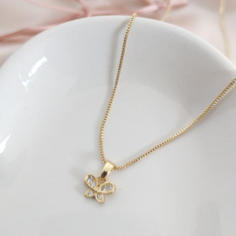 COLAR COM PINGENTE DE LAÇO CRAVEJADO EM MICRO ZIRCONIA