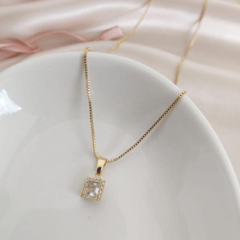 COLAR COM PINGENTE QUADRADO CRAVEJADO EM MICRO ZIRCONIA