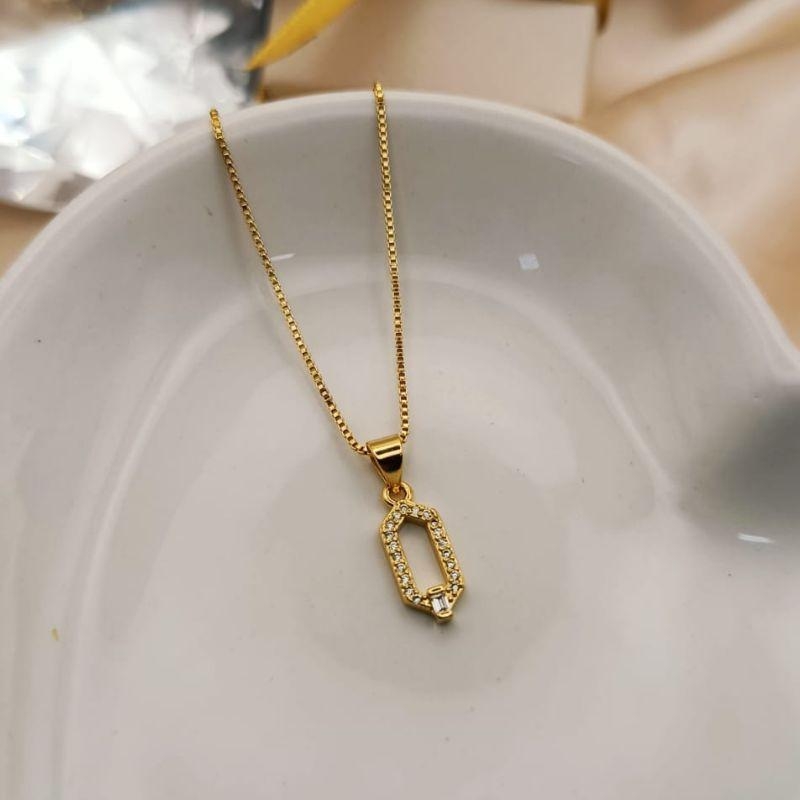 COLAR COM PINGENTE RETANGULAR VAZADO