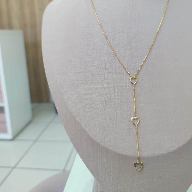 LONGUINHO ESTILO GRAVATINHA 3 CORAÇOES VAZADOS