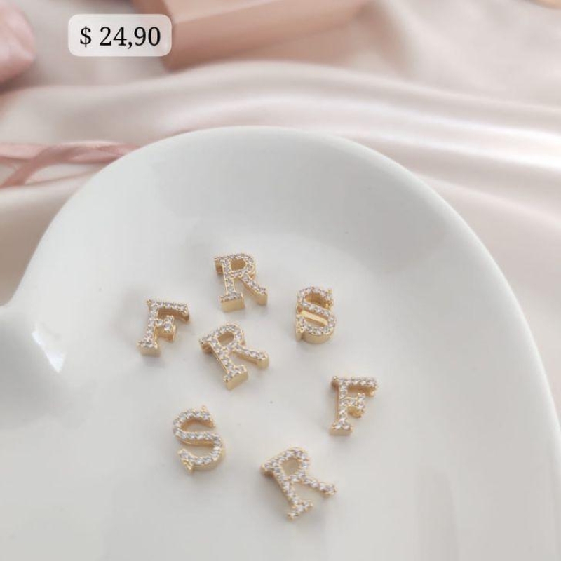 PINGENTE LETRAS DIVERSAS CRAVEJADAS E MICRO ZIRCONIA