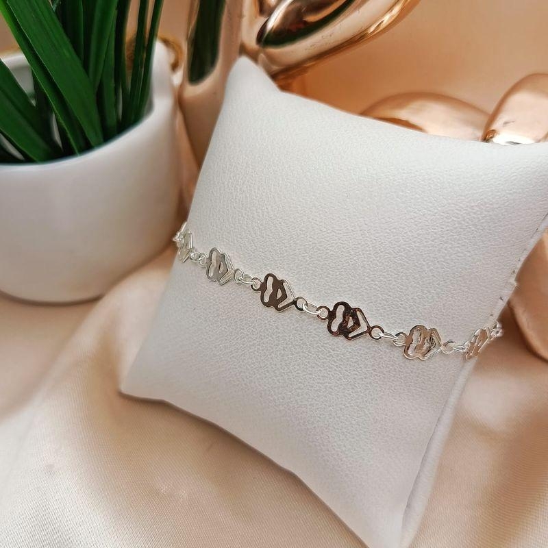 PULSEIRA COM CORAÇÕES DE LADO VAZADOS