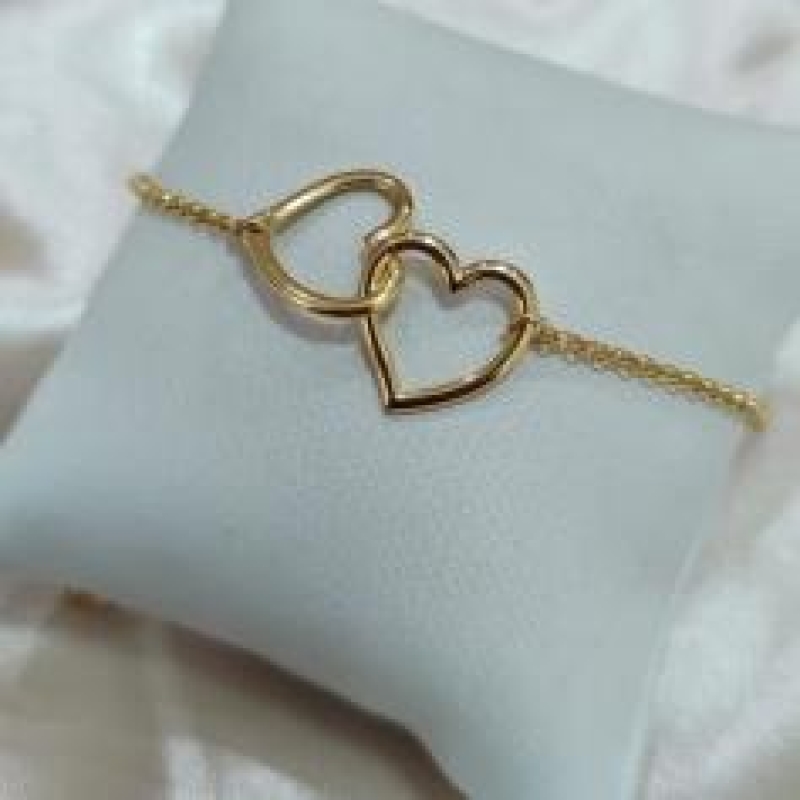 PULSEIRA ELO PORTUGUES 2 CORAÇÕES LAÇADOS VAZADO LISO