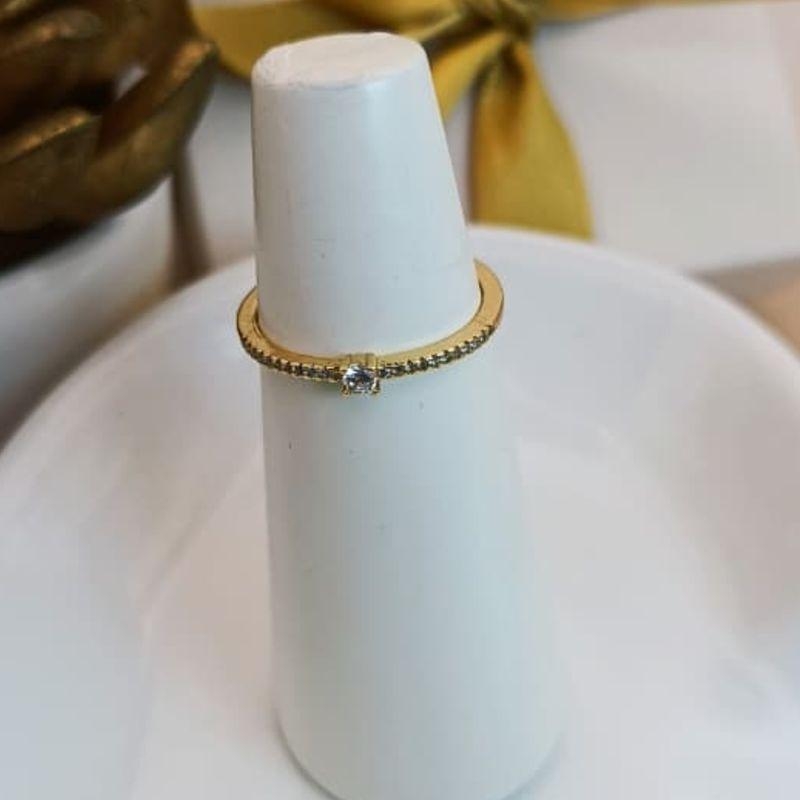 ANEL SOLITARIO COM PEDRA DE ZIRCONIA E MICRO ZIRCONIA