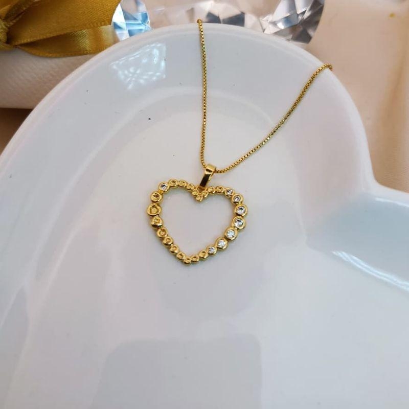 COLAR DE CORAÇÃO VAZADO CRAVEJADO EM ZIRCONIA
