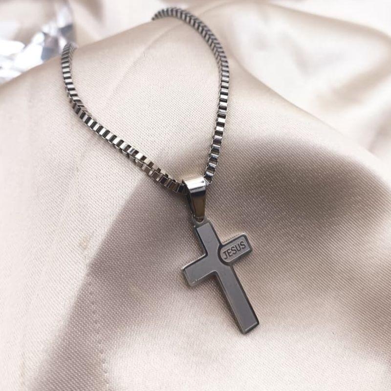 CORRENTE VENEZIANA GROSSA COM PINGENTE CRUZ E NOME JESUS