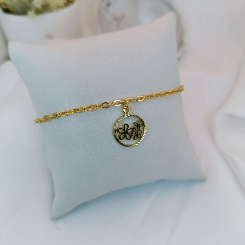 PULSEIRA COM PINGENTE REDONDO VAZADO COM 3 FLORES