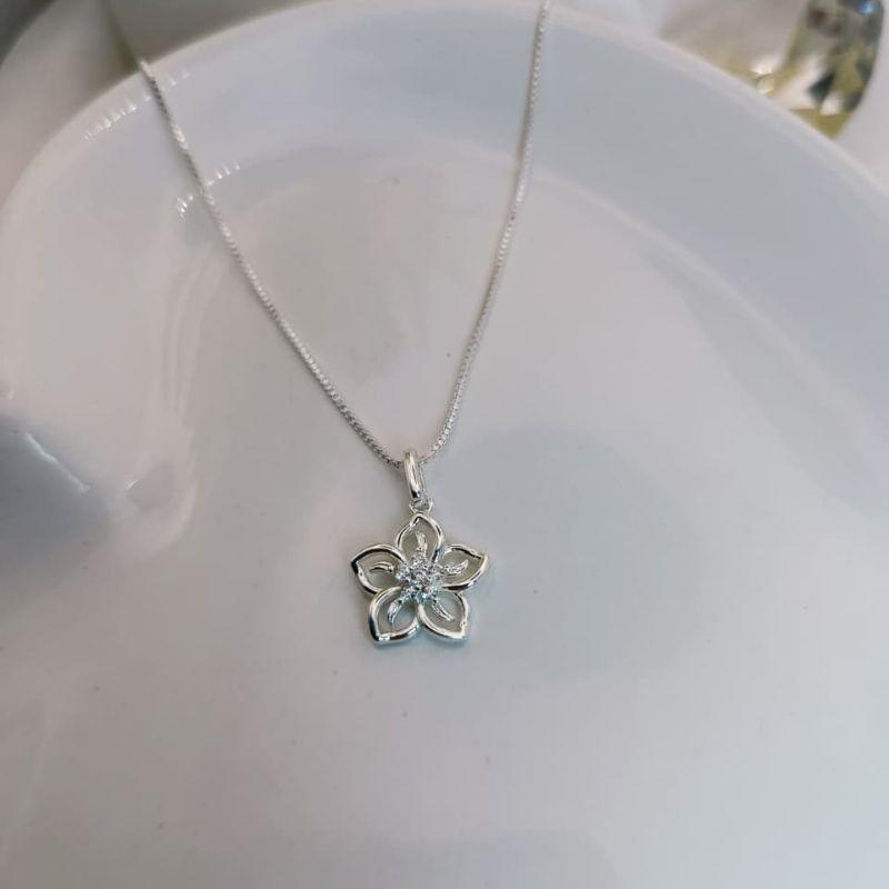 COLAR COM PINGENTE DE FLOR COM MICRO ZIRCONIA CENTRAIS