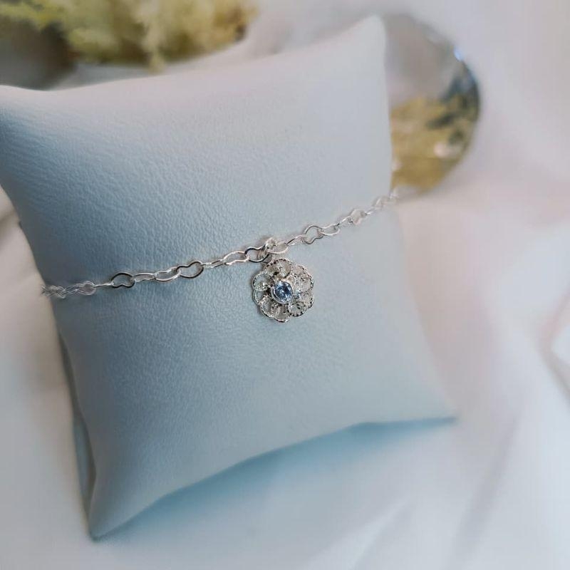 PULSEIRA COM PIGENTE DE FLOR VAZADA COM ZIRCONIA CENTRAL