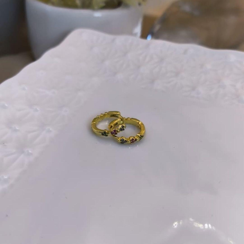 ARGOLA COM 3 PEDRAS DE ZIRCONIA AZUL ROSA E VERDE