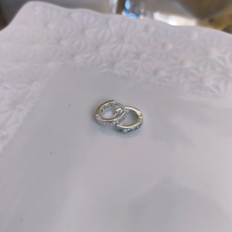 ARGOLA COM, 3 PEDRAS DE ZIRCONIA SEPARADAS