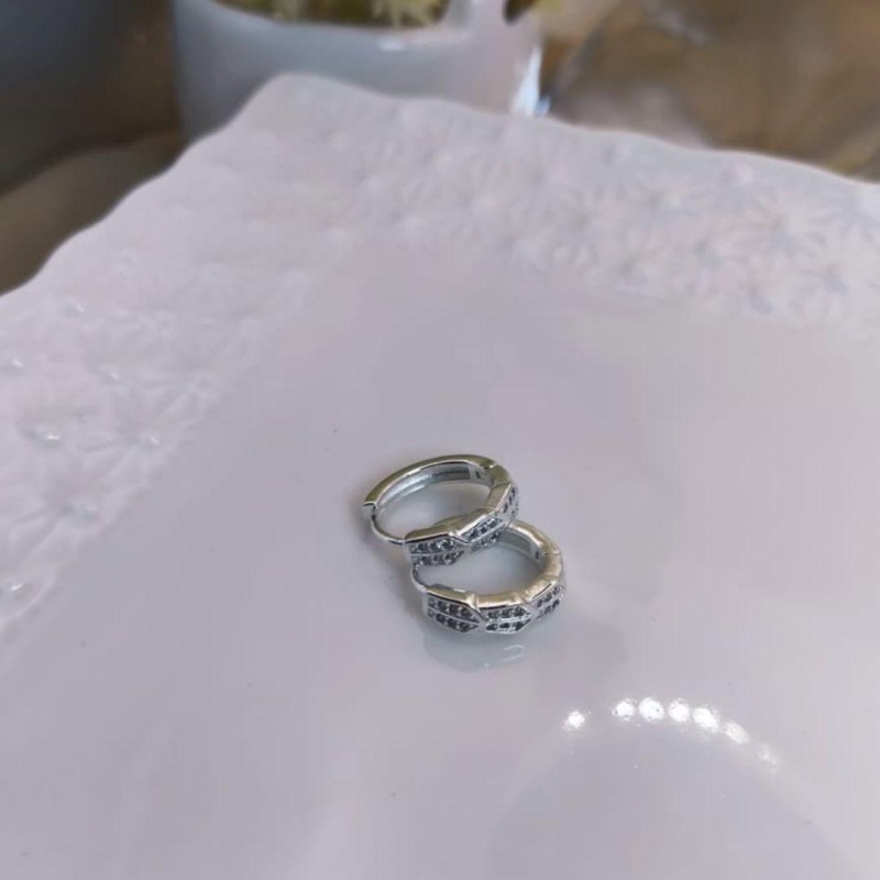 ARGOLA CRAVEJADO EM MICRO ZIRCONIA COM SETA PRA CIMA