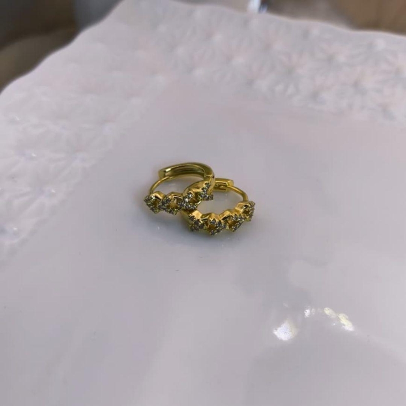 ARGOLA EM FORMA DE V CRAVEJADO EM MICRO ZIRCONIA