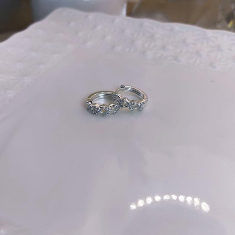 ARGOLA EM FORMA DE V CRAVEJADO EM MICRO ZIRCONIA