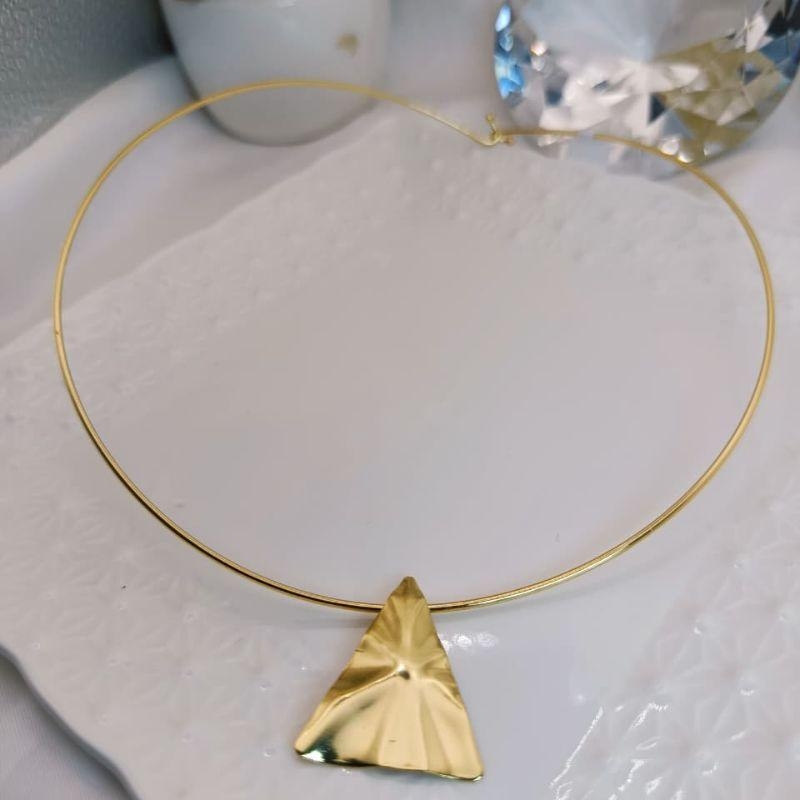 CHOKER ARO COM PINGENTE TRIANGULAR