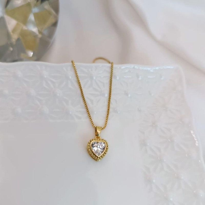 COLAR CORAÇÃO COM PEDRA DE ZIRCONIA NO MEIO