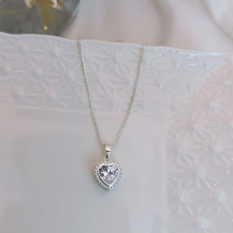 COLAR CORAÇÃO COM PEDRA DE ZIRCONIA NO MEIO
