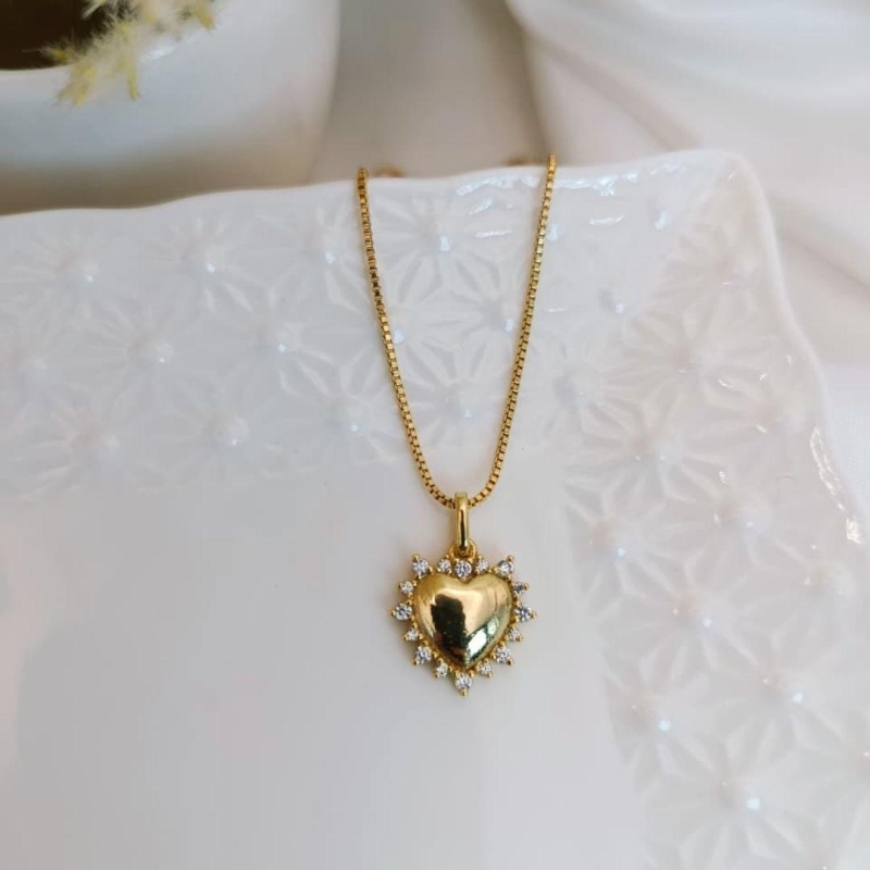 COLAR CORAÇÃO COM PEDRAS DE ZIRCONIA AO REDOR