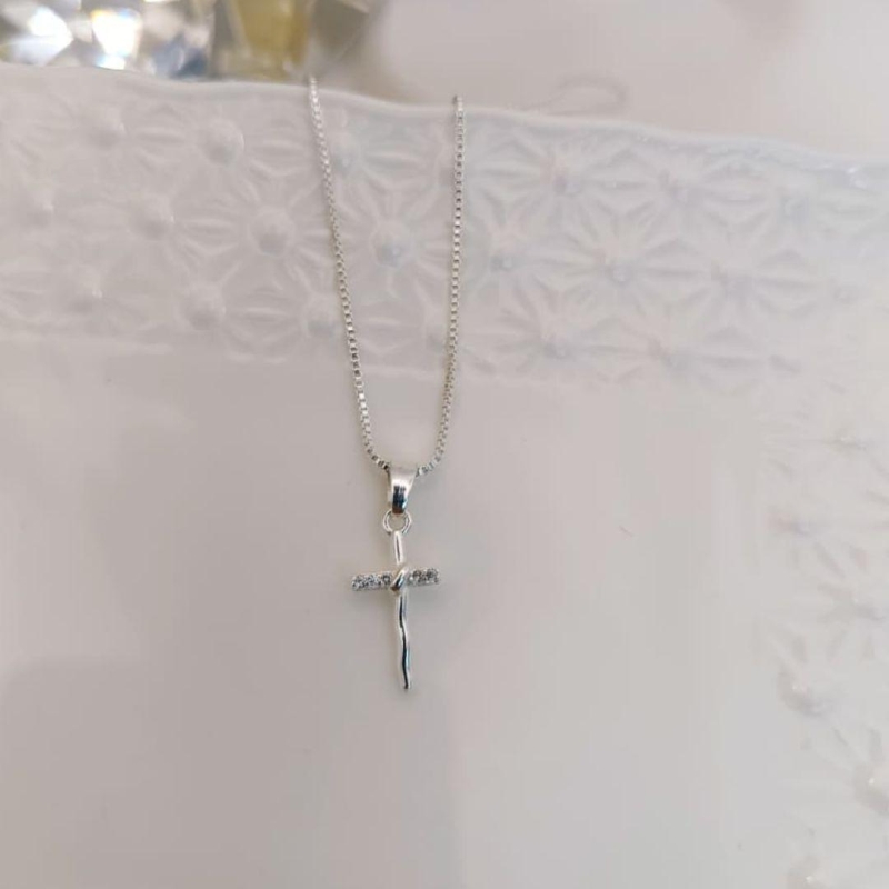 COLAR CRUCIFIXO CRAVEJADO EM ZIRCONIA NO MEIO