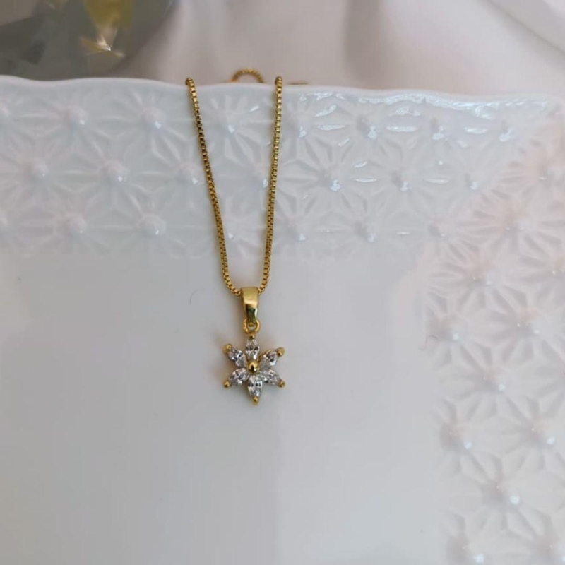 COLAR ESTRELA COM ZIRCONIAS OVAIS