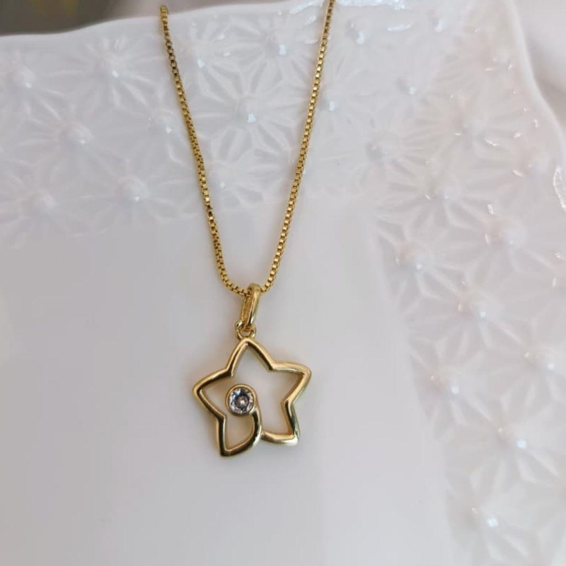 COLAR ESTRELA VAZADA COM PORDO DE LUZ NO MEIO