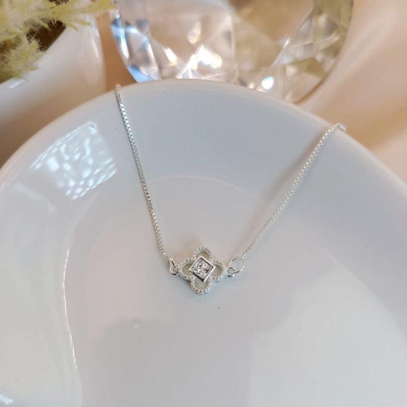 COLAR FLOR COM PEDRA DE ZIRCONIA QUADRADA NO MEIO