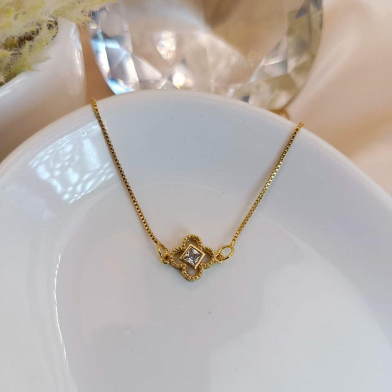 COLAR FLOR COM PEDRA DE ZIRCONIA QUADRADA NO MEIO