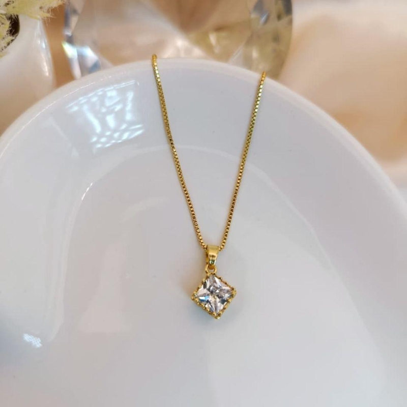 COLAR QUADRADO E PREDRA DE ZIRCONIA NO MEIO