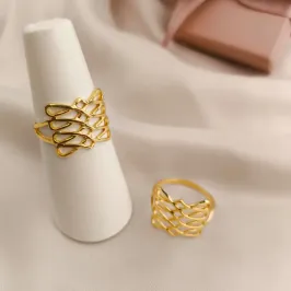 ANEL COM A PARTE DE CIMA TODO ONDULADO LISO VAZADO ANEL COM A PARTE DE CIMA TODO ONDULADO LISO VAZADO