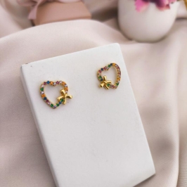 BRINCO CORAÇÃO VAZADO CRAVEJADO EM MICRO ZIRCONIA COLORIDAS E COM LAÇO DO LADO BRINCO CORAÇÃO VAZADO CRAVEJADO EM MICRO ZIRCONIA COLORIDAS E COM LAÇO DO LADO