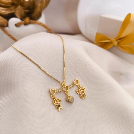 COLAR COM 1 MENINO E 1 MENINA E CORAÇÃO NO MEIO CRAVEJADO EM MICRO ZIRCONIA FILHOS COLAR COM 1 MENINO E 1 MENINA E CORAÇÃO NO MEIO CRAVEJADO EM MICRO ZIRCONIA FILHOS