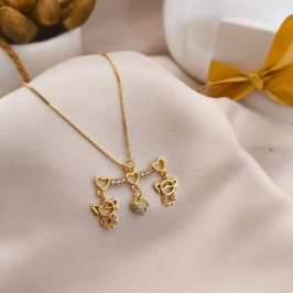 COLAR COM 2 MENINAS E CORAÇÃO NO MEIO CRAVEJADO EM MICRO ZIRCONIA FILHOS COLAR COM 2 MENINAS E CORAÇÃO NO MEIO CRAVEJADO EM MICRO ZIRCONIA FILHOS