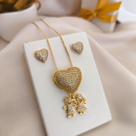 CONJUNTO CORAÇÃO COM 1 MENINO E 1 MENINA CRAVEJADO EM MICRO ZIRCONIA FILHOS CONJUNTO CORAÇÃO COM 1 MENINO E 1 MENINA CRAVEJADO EM MICRO ZIRCONIA FILHOS