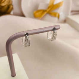 ARGOLA COM 3 FILAS DE ZIRCONIA FINA EM CIMA E ALARGANDO EM BAIXO ARGOLA COM 3 FILAS DE ZIRCONIA FINA EM CIMA E ALARGANDO EM BAIXO