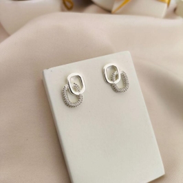 BRINCO COM 2 QUADRADOS LISO E CRAVEJADO EM MICRO ZIRCONIA BRINCO COM 2 QUADRADOS LISO E CRAVEJADO EM MICRO ZIRCONIA